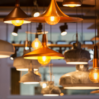 Elektrohändler-Bild von hängenden Lampen im Geschäft