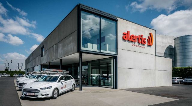 Bâtiment Alertis avec des voitures garées devant