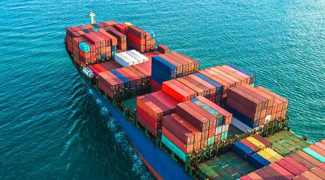 cargoschip in water met veel kratten aan boord
