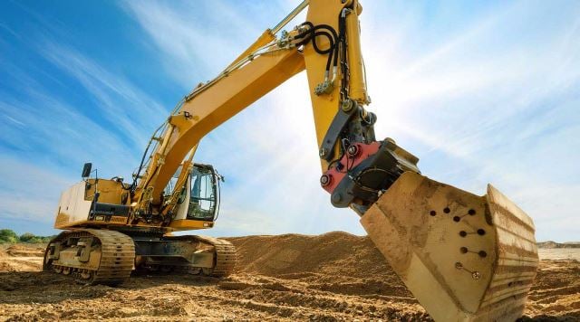 Machines lourdes creusant dans la terre