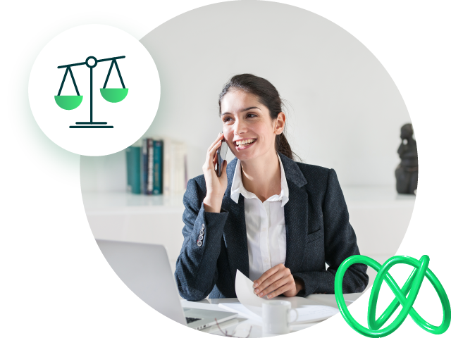 Juridische branche vrouwelijke advocaat aan de telefoon met juridisch pictogram