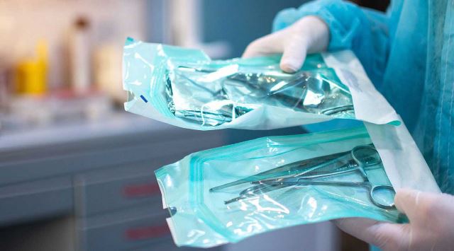 Übergabe von sterilen medizinischen Geräten