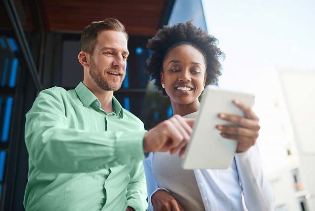 Mann und Frau schauen gemeinsam auf ein Tablet