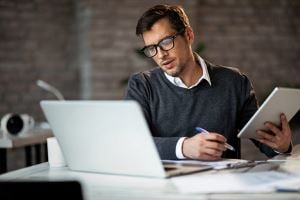 Homme étudiant les finances de l'entreprise sur un ordinateur portable