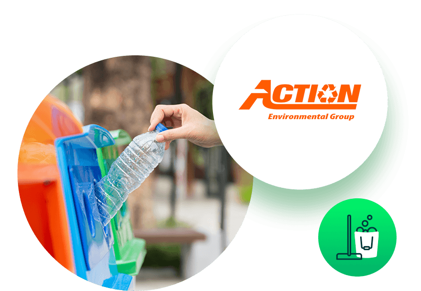 Main déposant une bouteille en plastique dans un bac de recyclage avec le logo d'Action Carting