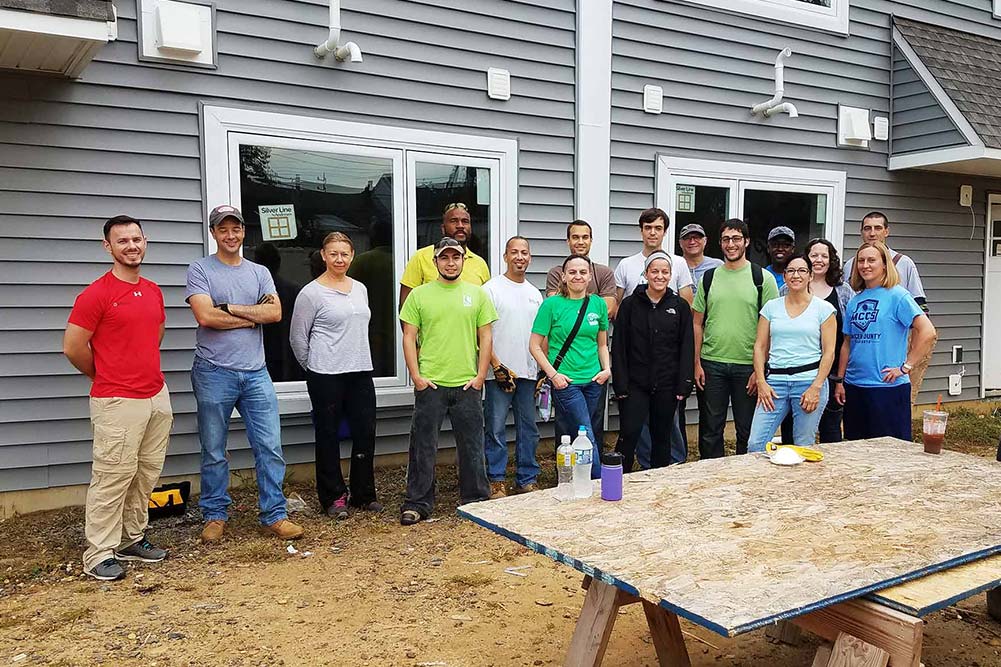 Billtrust-medewerkers bij een vrijwilligersevenement voor het bouwen van huizen