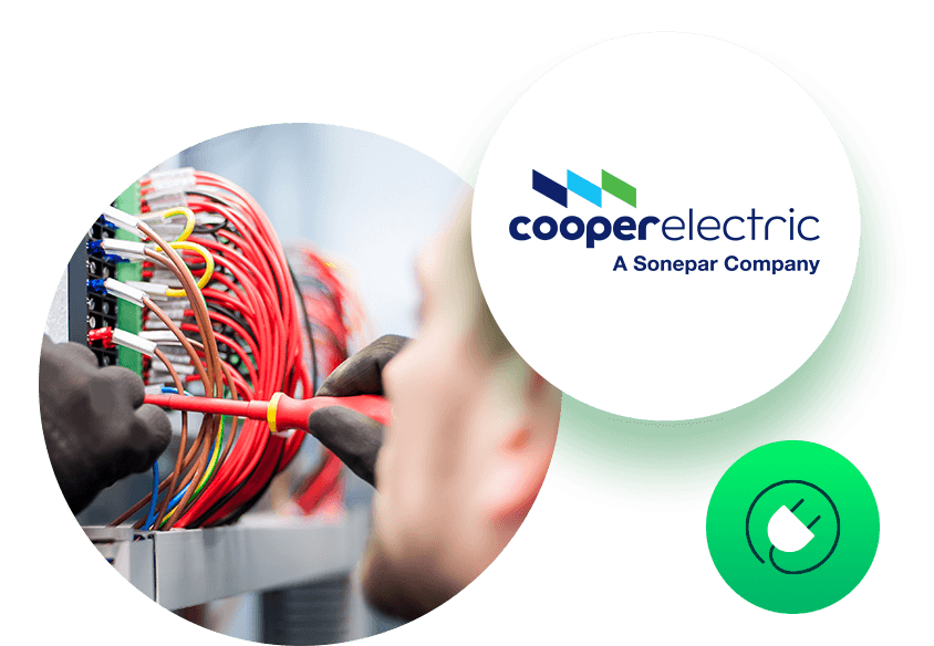 Elektricien met schroevendraaier op elektrisch paneel met logo Cooper Electric