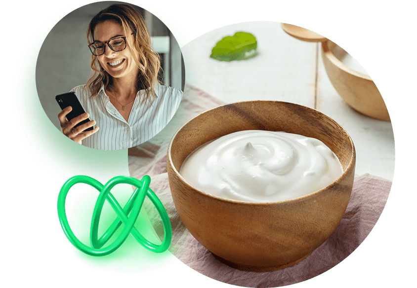 Kom yoghurt met vrouw die telefoon bekijkt