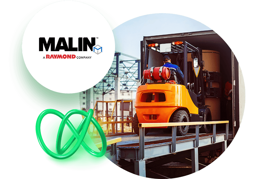 Vorkheftruck die vrachtwagen met Malin-logo belaadt