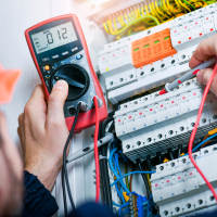 Électricien vérifiant le tableau électrique d'un bâtiment commercial