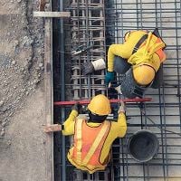 Bauarbeiter gießen Beton