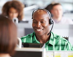 Pratende credit controller met hoofdtelefoon in een kantoor