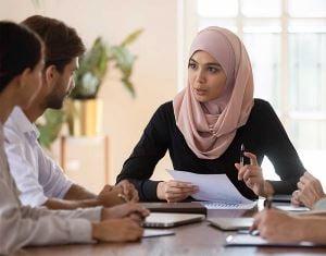 Vrouw met hidjab die teamvergadering leidt