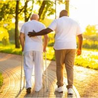 Infirmier aidant un patient à marcher