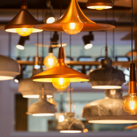 Détaillants électriques Image de lampes suspendues dans un magasin