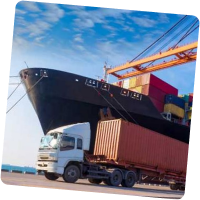 Schiff eines Transportvermittlers mit Containern und Lkw