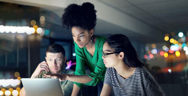 woman pointing at computer showing team billtrust cash application report