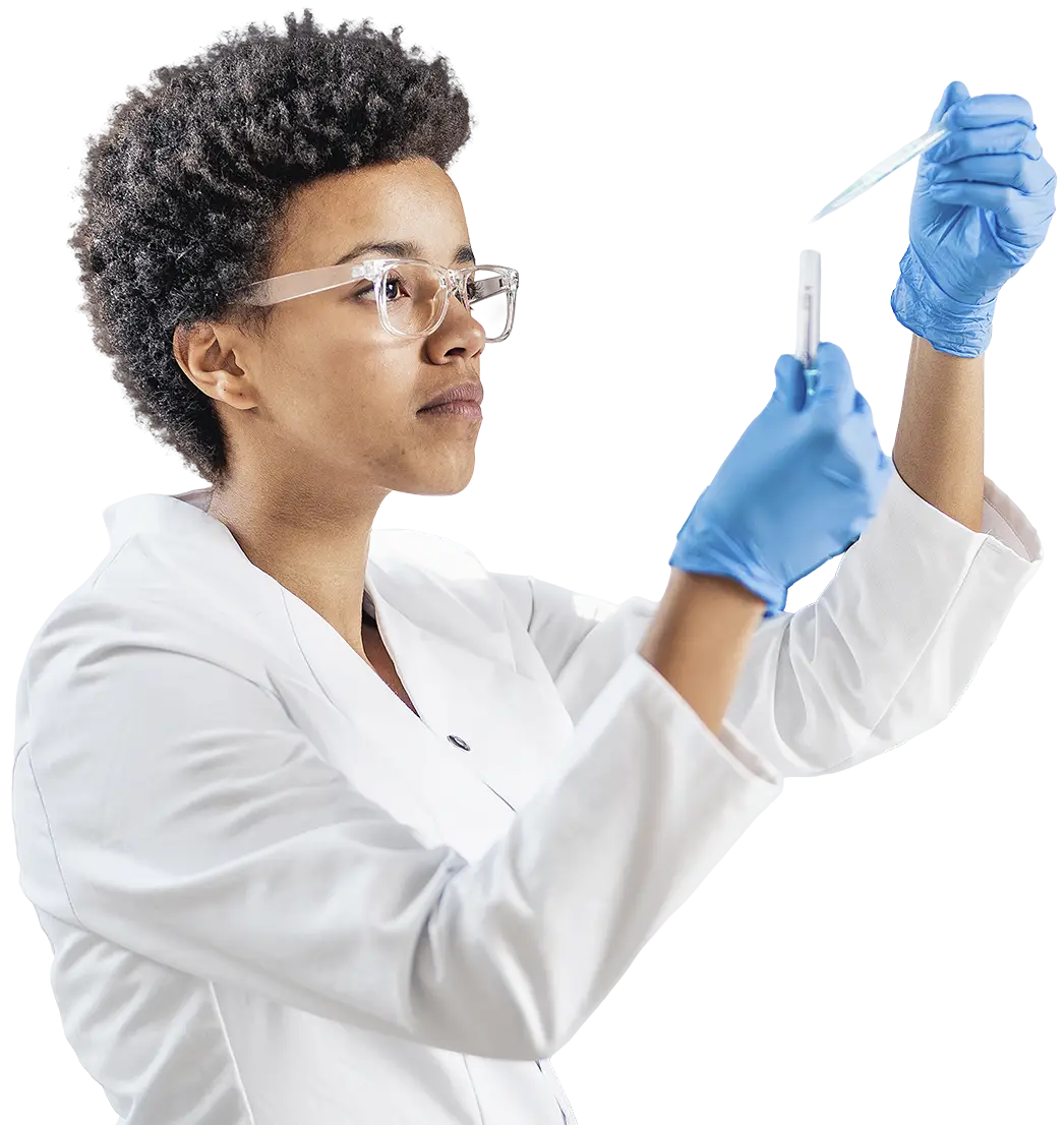 Wissenschaftler mit blauen Handschuhen und Brille mit Reagenzglas und Pipette