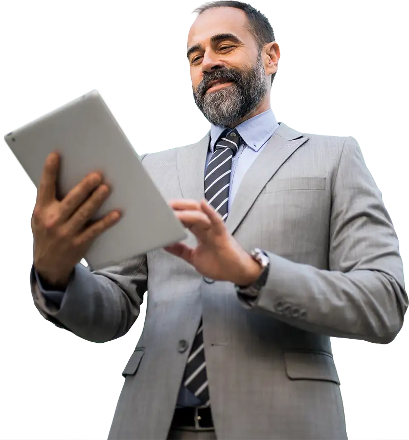Mann im Anzug, der mit einem Tablet interagiert