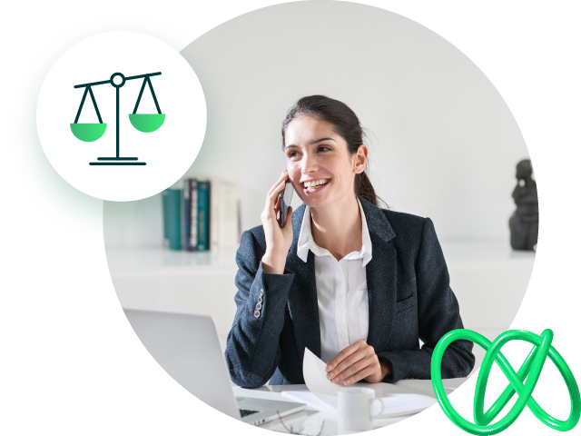 Juridische branche vrouwelijke advocaat aan de telefoon met juridisch pictogram
